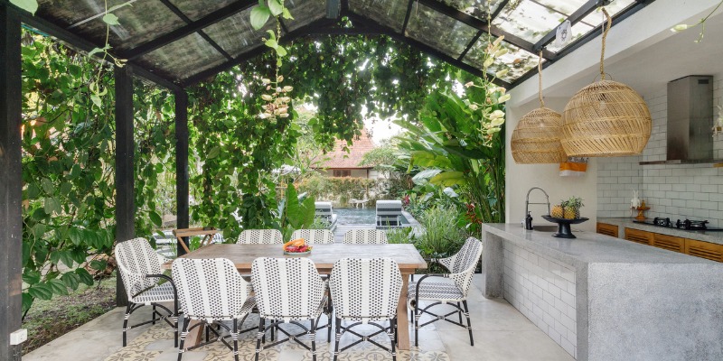 dining-room-table-and-chairs-on-open-kitchen-picture-id1215538366-1
