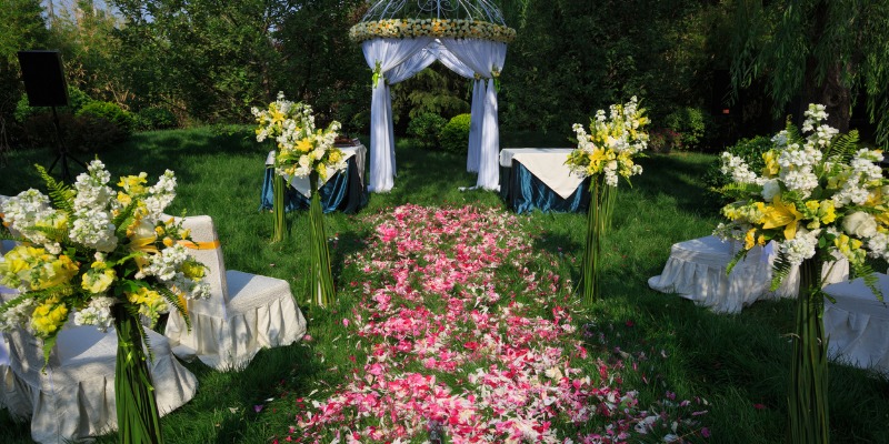 outdoor-wedding-picture-id179335440-1